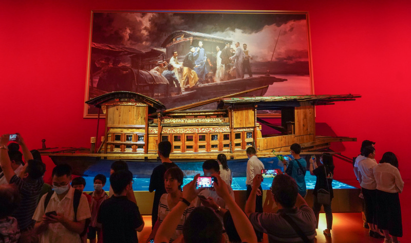 Des gens visitent le musée du Parti communiste chinois (PCC) à Beijing