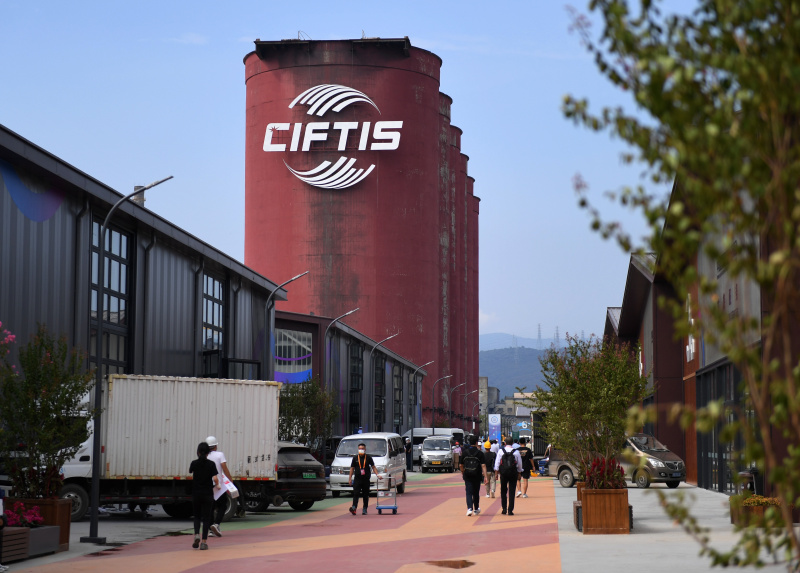 Des journalistes visitent l'un des lieux du Salon international du commerce des services de Chine (CIFTIS)