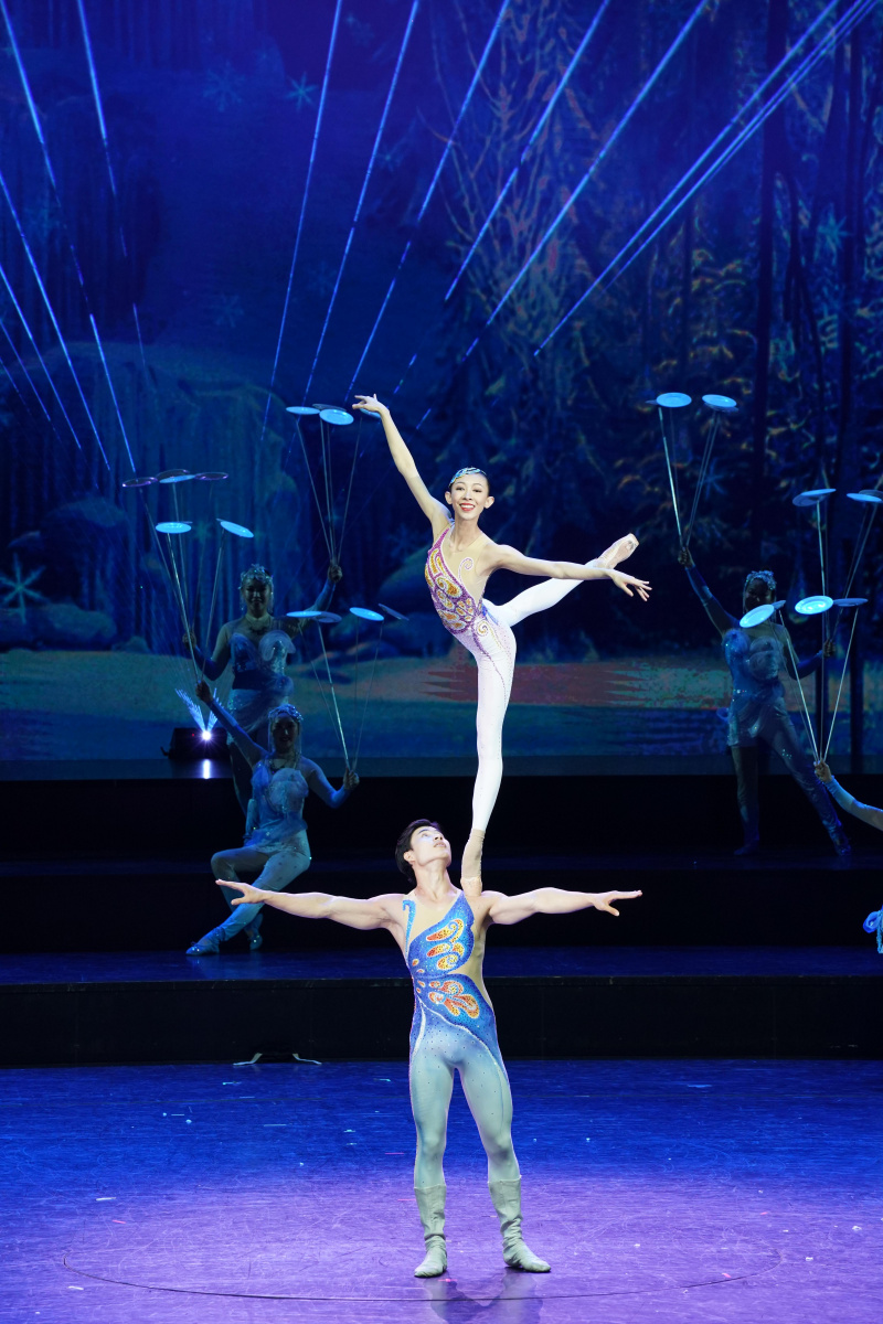 Spectacle d'acrobatie lors la cérémonie d'ouverture du 18e Festival international du cirque de Chine de Wuqiao à Shijiazhuang