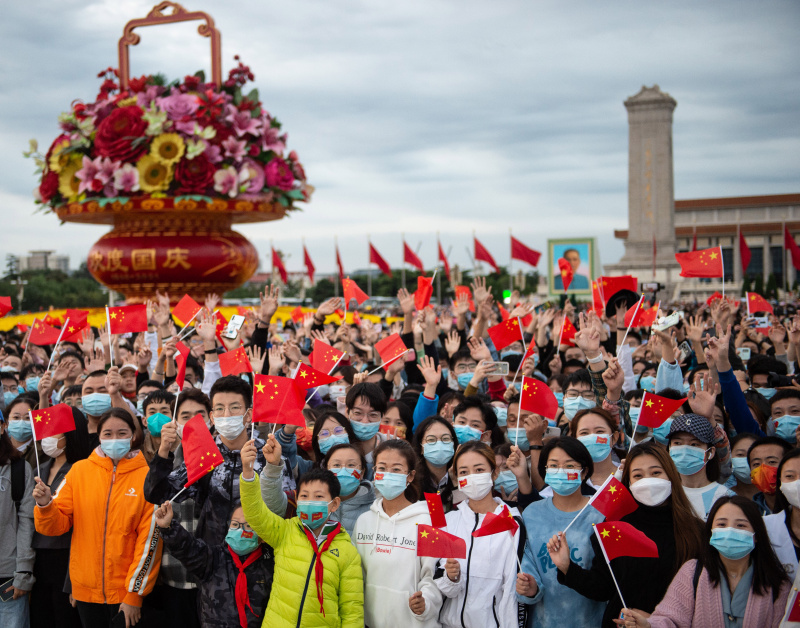 Une cérémonie de lever du drapeau national a eu lieu sur la place Tian'anmen à Beijing