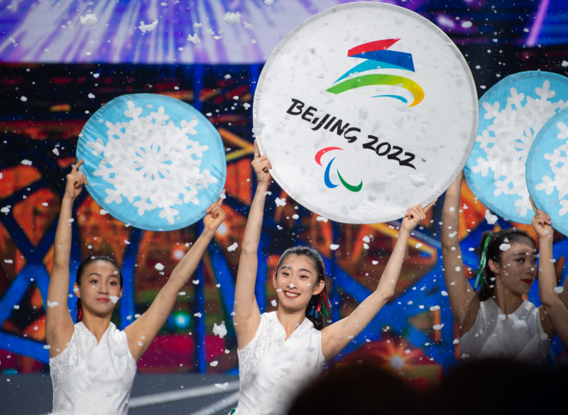 Des artistes participent aux célébrations du compte à rebours des 100 jours avant les Jeux paralympiques d'hiver de Beijing 2022