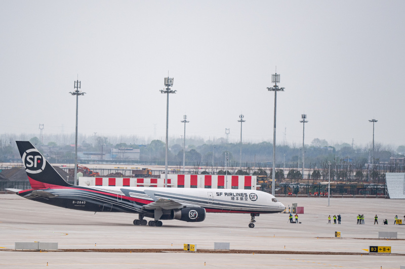 Photo prise le 19 mars 2022 de l'aéroport Huahu d'Ezhou