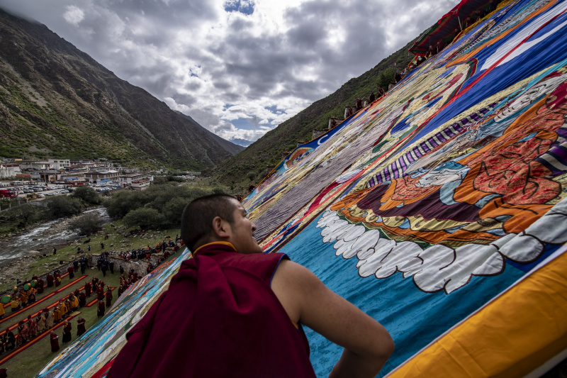 Des moines participent à un rituel annuel d'exposition de tanka de Bouddha au monastère de Tsurphu
