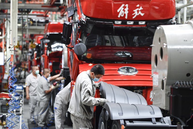 Des ouvriers travaillent sur une ligne de montage de camions FAW Jiefang à Changchun