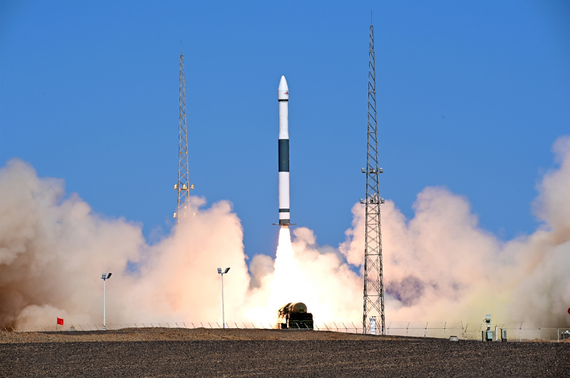 Une fusée porteuse Kuaizhou-1A transportant le satellite d'essai Tianxing-1 décolle du Centre de lancement de satellites de Jiuquan