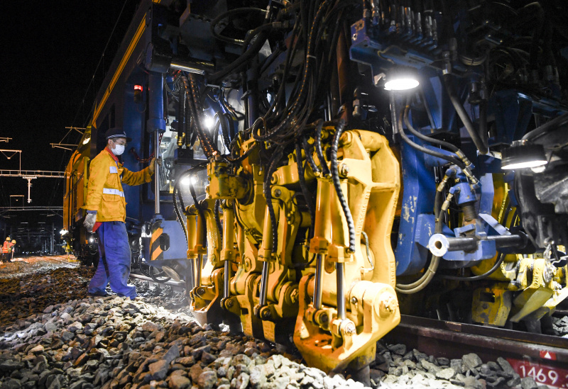 Des membres du personnel travaillent sur le chantier du projet d'extension de la gare de Shazi à Chongqing (sud-ouest)