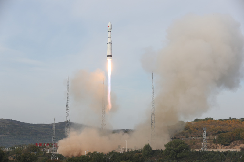 Une fusée porteuse Longue Marche-6 transportant trois satellites décolle depuis le centre de lancement de satellites de Taiyuan