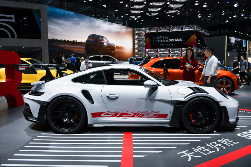 Des gens visitent le 27e Salon automobile international de la Grande Baie Guangdong-Hong Kong-Macao à Shenzhen