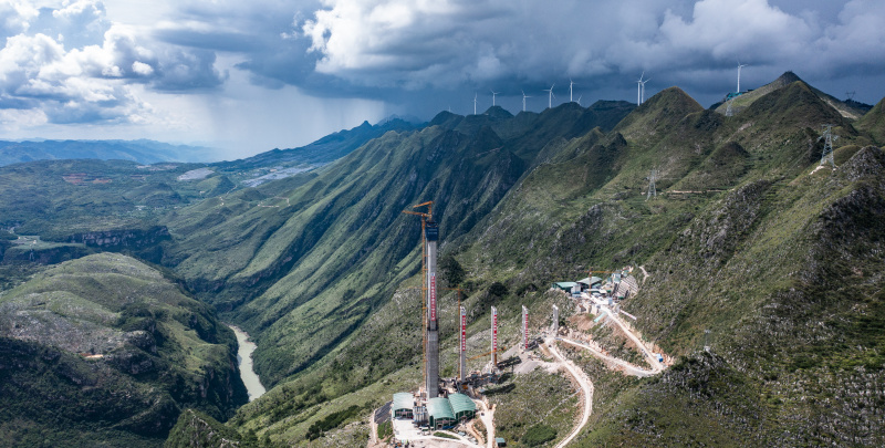 Photo aérienne prise le 2 août 2023 du chantier du pont du canyon de Huajiang dans la province chinoise du Guizhou (sud-ouest)
