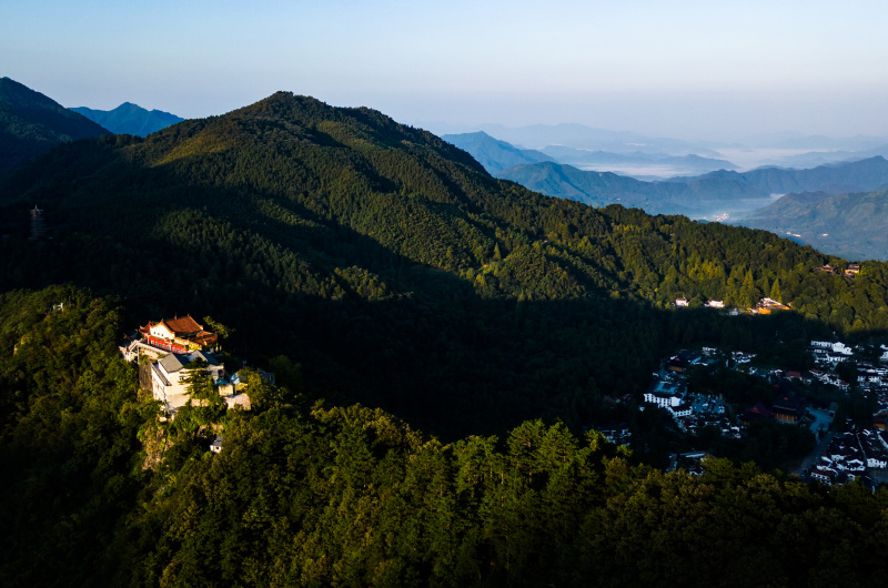 Photo aérienne du paysage du mont Jiuhua au lever du soleil