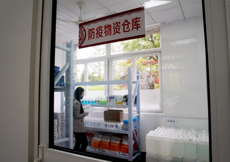 Photo prise le 21 avril du stock de matériels de prévention et de contrôle de l'épidémie dans un lycée à Shanghai