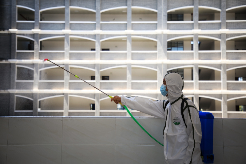 Une photo illustrant le travail de désinfection au sein d'une école primaire à Yuqing