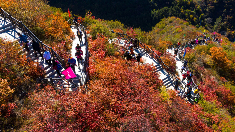 Des touristes visitent un canyon des monts Taihang du district de Shexian