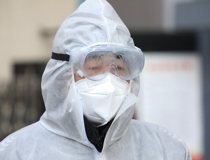 Un employé travaille sur un site de tests d'acide nucléique dans l'arrondissement de Heping à Shenyang
