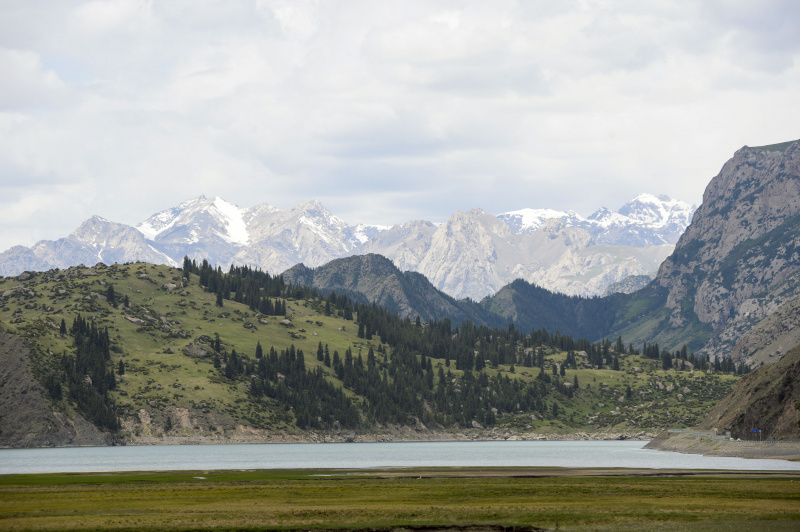 Photo aérienne du paysage le long de l'autoroute Duku dans la région autonome ouïgoure du Xinjiang