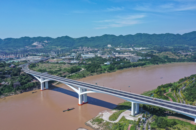 Photo aérienne prise le 26 septembre 2021 montrant le pont du fleuve Jialing de Lijia à Chongqing