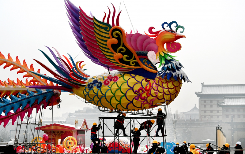 Photo aérienne d'ouvriers installant une lanterne gigantesque pour célébrer le Nouvel An lunaire chinois
