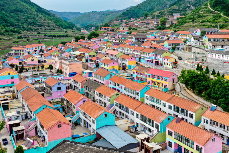 Photo aérienne prise le 10 juin 2022 du village de Nanpingtouwu à Huguan
