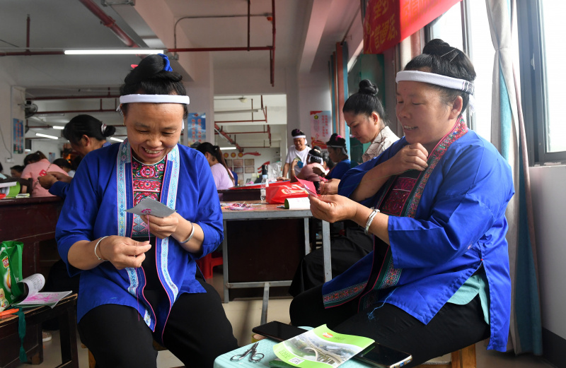 Des femmes apprennent la broderie lors d'un cours de formation à Guyi
