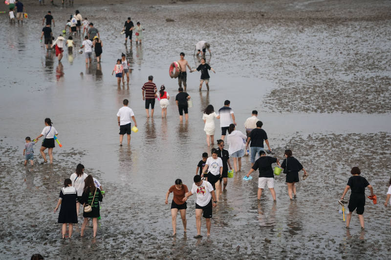 Des touristes sur la plage