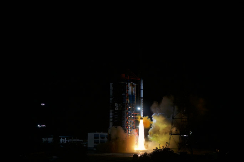 Une fusée porteuse Longue Marche-2D transportant un groupe de satellites de télédétection décolle depuis le Centre de lancement des satellites de Xichang