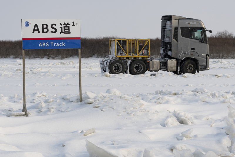 Un véhicule prêt à passer un test de résistance au froid dans une base d'essai à Heihe