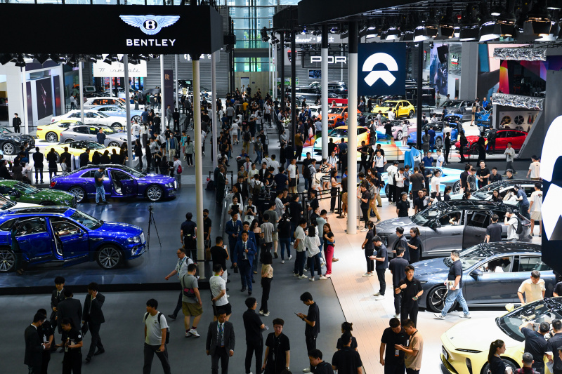 Des gens visitent le 27e Salon automobile international de la Grande Baie Guangdong-Hong Kong-Macao à Shenzhen