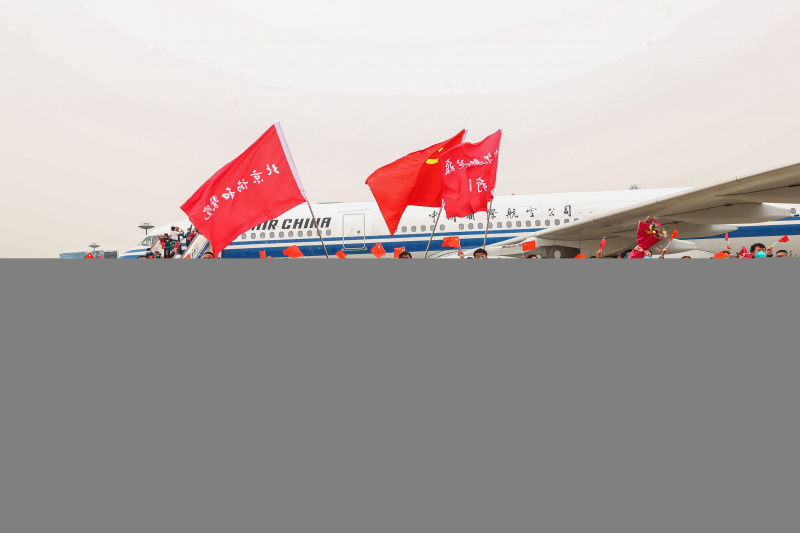 Des membres de l'équipe d'assistance médicale de l'Hôpital de l'Ecole de médecine de l'Union de Beijing arrivent à l'Aéroport international de la capitale de Beijing