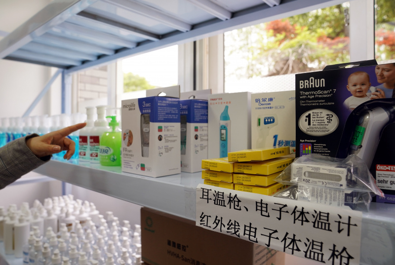 Photo prise le 21 avril du stock de matériels de prévention et de contrôle de l'épidémie dans un lycée à Shanghai
