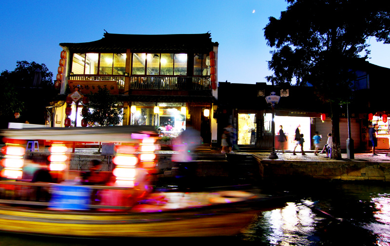 Des gens visitent le vieux bourg de Zhujiajiao à Shanghai