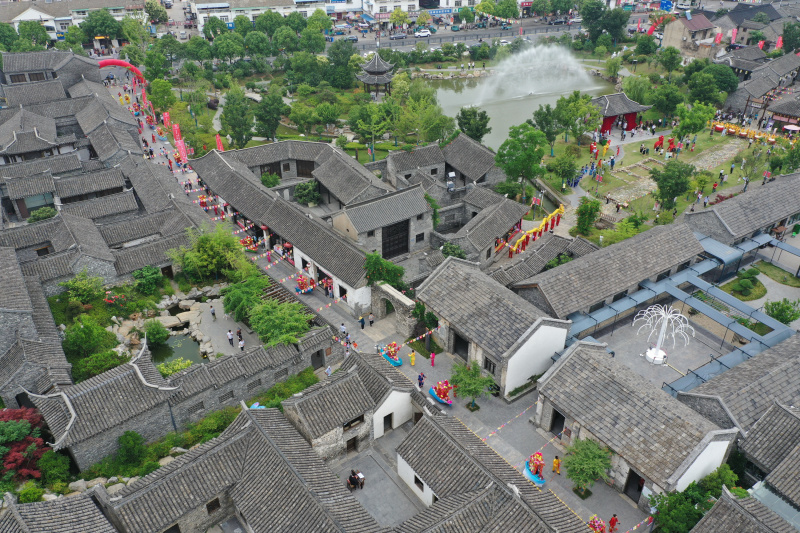 Des gens assistent à des spectacles traditionnels lors de célébrations de la fête des Bateaux-Dragons dans le district de Xuyi