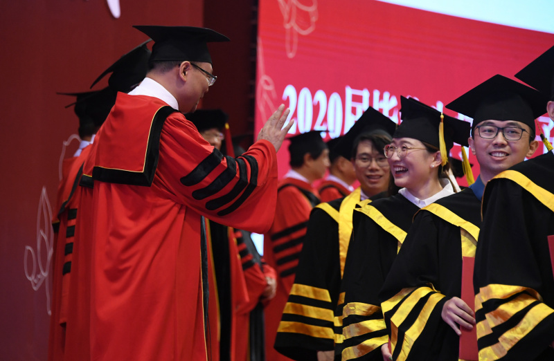 Les diplômés de 2020 assistent à la cérémonie de remise des diplômes à l'Université Renmin de Chine