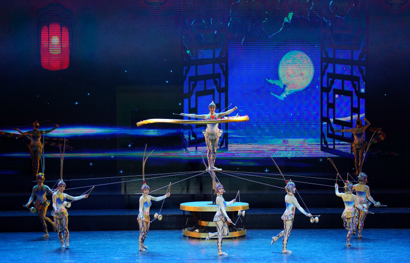 Spectacle d'acrobatie lors la cérémonie d'ouverture du 18e Festival international du cirque de Chine de Wuqiao à Shijiazhuang