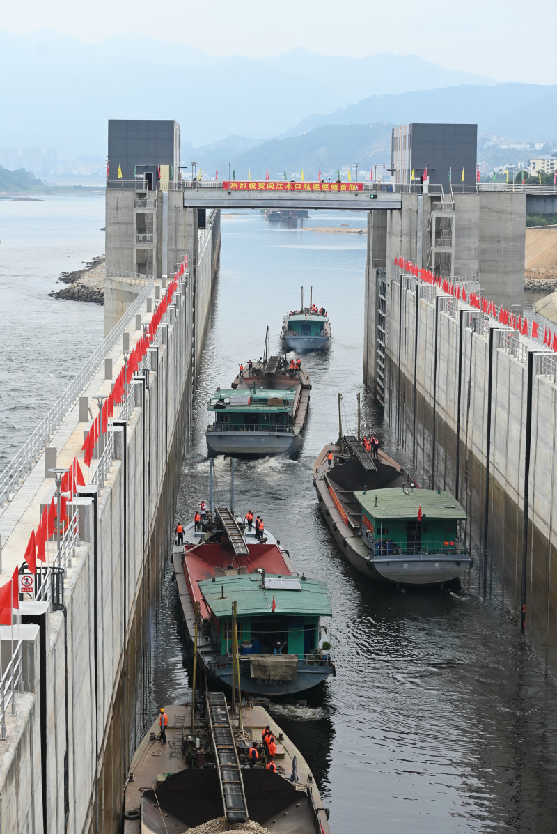 Photo aérienne prise le 28 octobre 2021 montrant des bateaux passer par une porte d'eau sur la rivière Minjiang