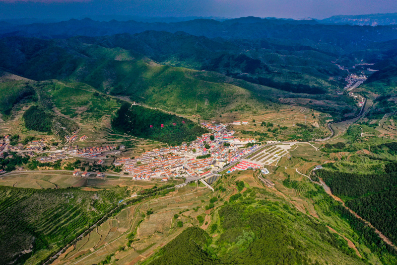 Photo aérienne prise le 10 juin 2022 du village de Nanpingtouwu à Huguan