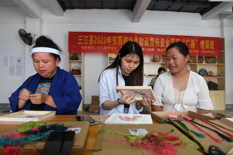Des femmes apprennent la broderie lors d'un cours de formation à Guyi