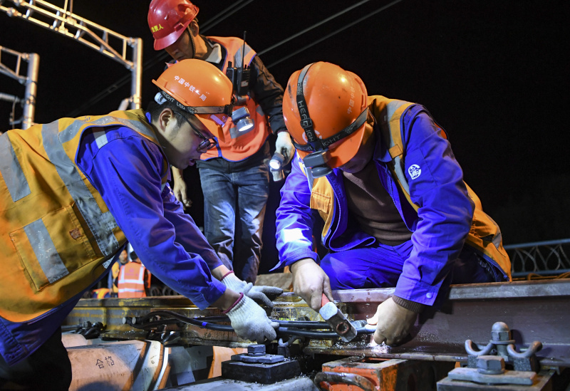 Des membres du personnel travaillent sur le chantier du projet d'extension de la gare de Shazi à Chongqing (sud-ouest)