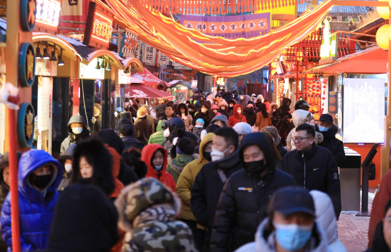 Des gens visitent la foire du temple Huangsi pendant les congés de la fête du Printemps à Shenyang