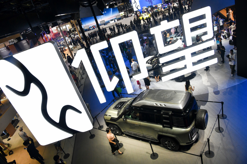 Des gens visitent le 27e Salon automobile international de la Grande Baie Guangdong-Hong Kong-Macao à Shenzhen