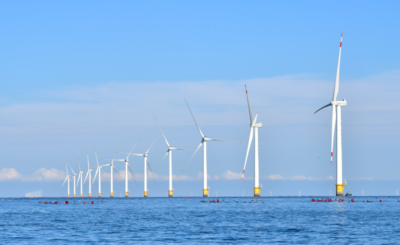 Cette photo montre un parc éolien offshore à Dalian