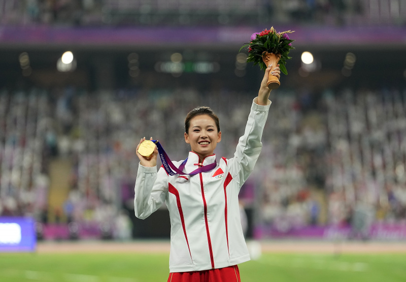 La médaillée d'or Yang Jiayu de Chine lors de la cérémonie de remise des médailles du 20 kilomètres marche femmes des 19es Jeux asiatiques à Hangzhou