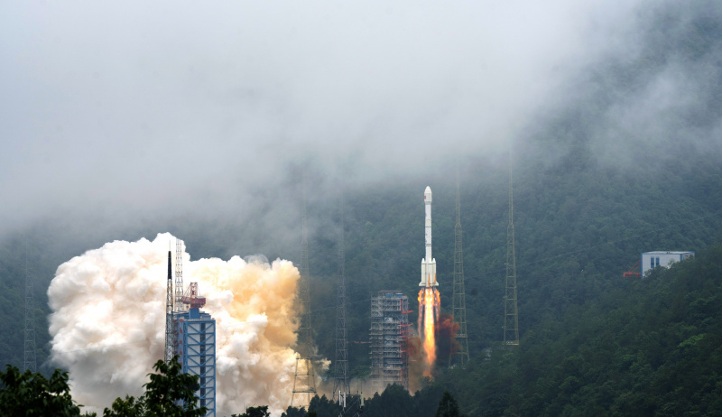 Une fusée porteuse transportant le dernier satellite du système de navigation par satellite BeiDou (BDS) décolle du centre de lancement de satellites de Xichang