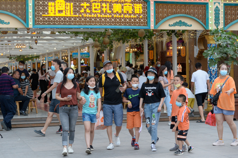 Des touristes visitent l'allée de la nourriture au grand bazar