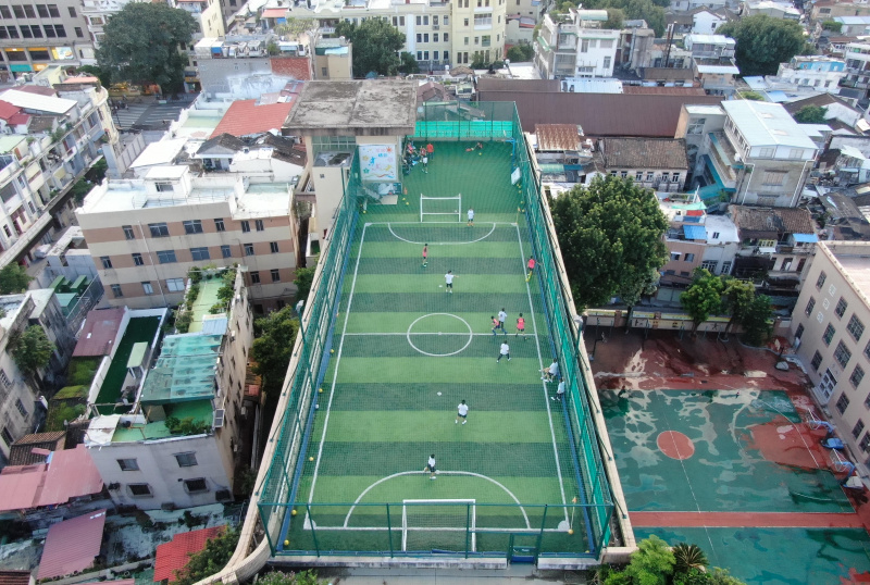 Photo aérienne d'un terrain de sport aménagé sur le toit d'un bâtiment de l'école secondaire No