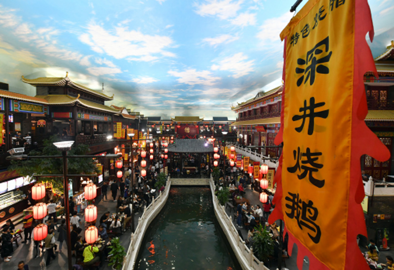 Des touristes dégustent des spécialités locales dans la zone touristique de Xiao Song City à Kaifeng