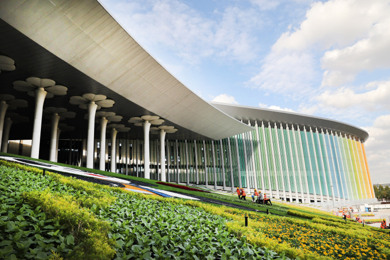 Des jardiniers préparent des décorations florales pour la 3e édition de l'Exposition internationale d'importation de la Chine (CIIE)