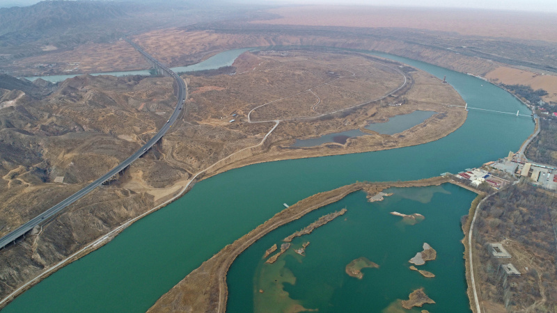 Photo aérienne prise le 3 mars 2021 montrant une section du fleuve Jaune dans la région autonome Hui du Ningxia