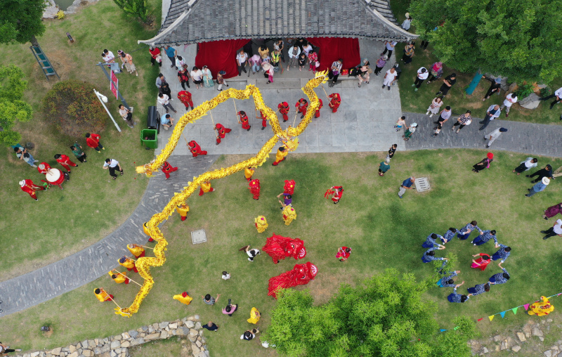 Des gens assistent à des spectacles traditionnels lors de célébrations de la fête des Bateaux-Dragons dans le district de Xuyi
