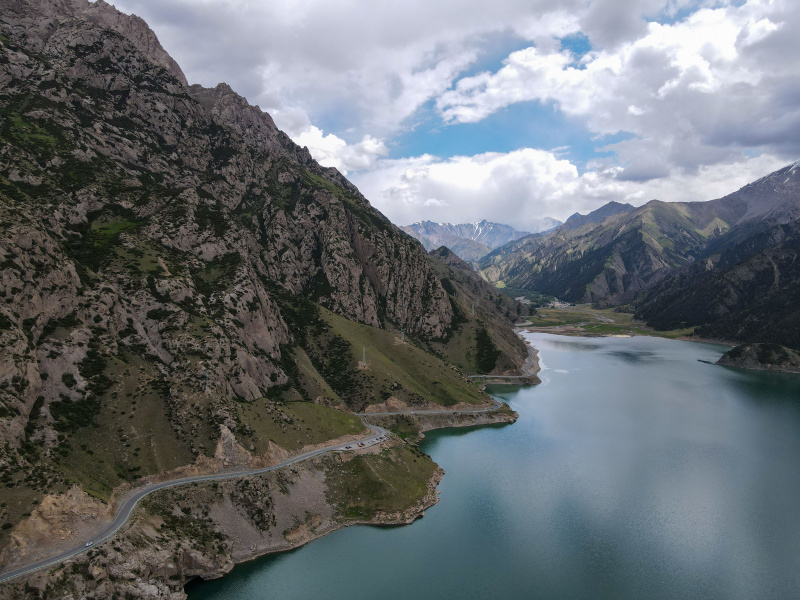 Photo aérienne du paysage le long de l'autoroute Duku dans la région autonome ouïgoure du Xinjiang