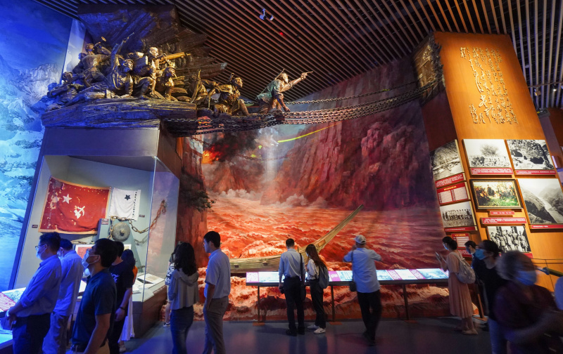 Des gens visitent le musée du Parti communiste chinois (PCC) à Beijing